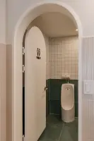 아치형 문과 투톤 타일이 돋보이는 감성 화장실